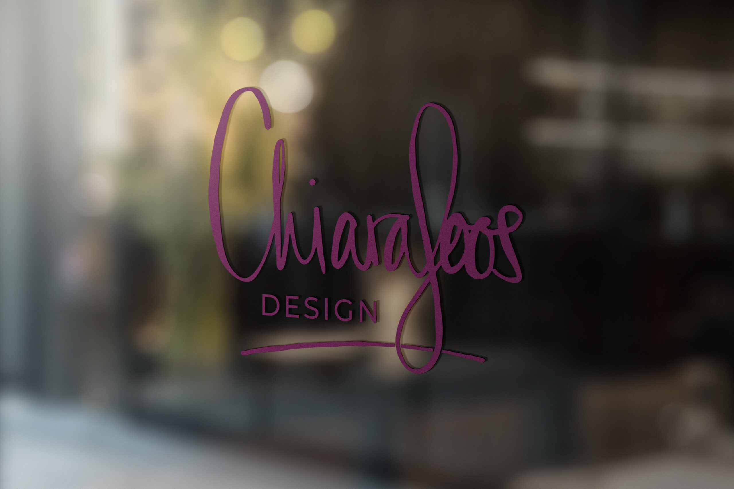 Eine Glastür mit dem Logo von Chiara Joos Design darauf.