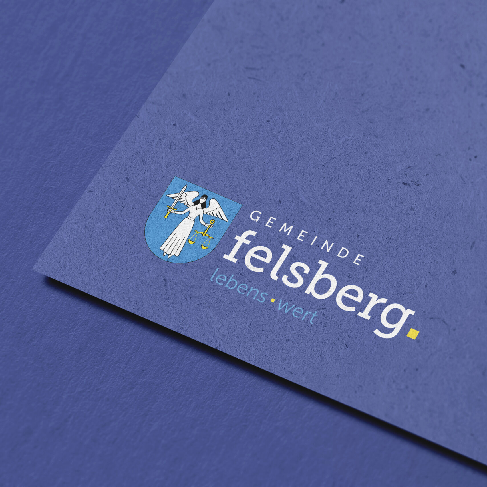Ein blaues Papier mit dem Logo der Gemeinde Felsberg daruf, designt von der Bündner Grafikerin Chiara Joos.